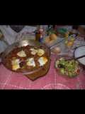 Bifes a la criolla, con ensalada guacamole y choclo hervido