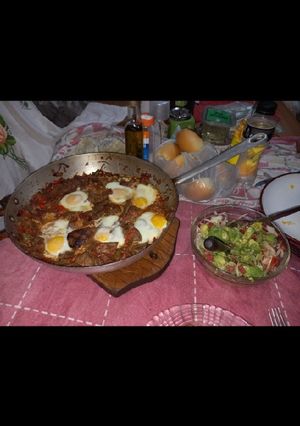 Una foto de Bifes a la criolla, con ensalada guacamole y choclo hervido
