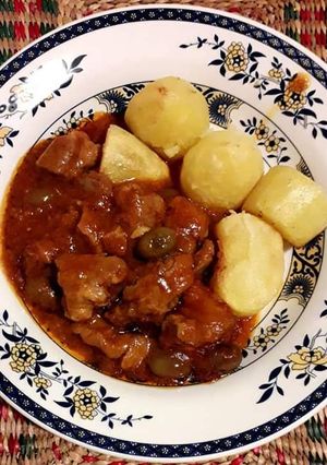 Una foto de Estofado de carne con papas doradas