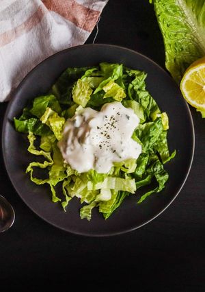 Joghurtos-újhagymás római saláta recept fotója