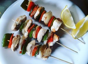 Una foto de Brochettes de pollo y verduras
