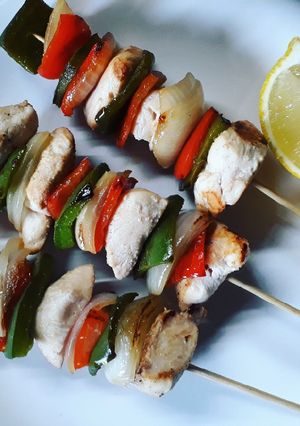 Una foto de Brochettes de pollo y verduras