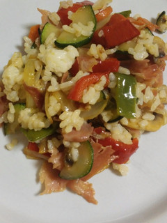 Una foto de Arroz frito con jamón serrano y verduras