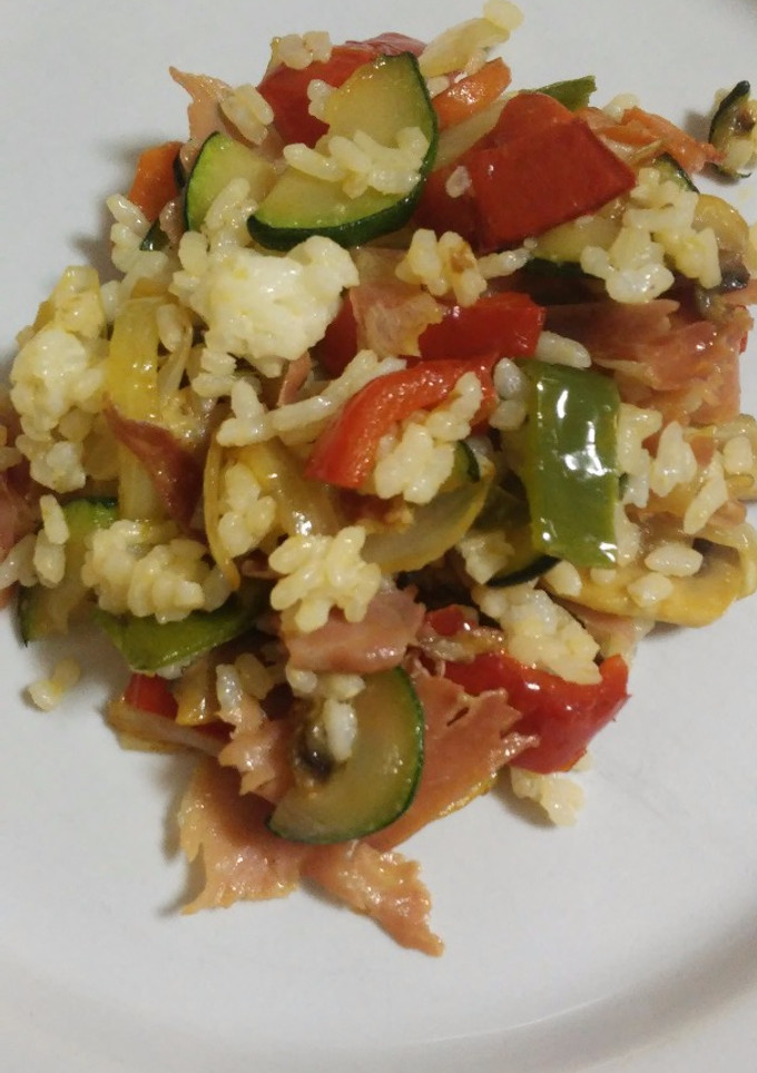 Una foto de Arroz frito con jamón serrano y verduras