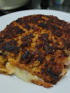 Una foto de Sandwich🍗en pan🥐de plátano relleno de pollo🧀y queso🫓🧀🧅