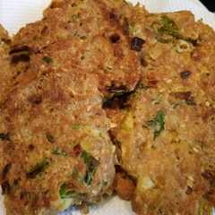 Una foto de Croquetas de Atún con Cebolla China, Poro, Avena y Ajonjolí