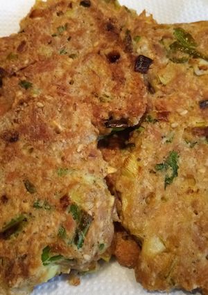 Una foto de Croquetas de Atún con Cebolla China, Poro, Avena y Ajonjolí