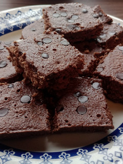 Una foto de Brownie saludable con banana y avena