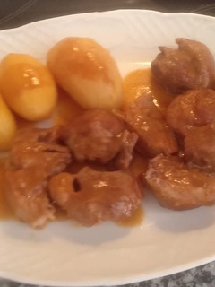Una foto de Carne guisada de morcillo de vaca y solomillo de cerdo