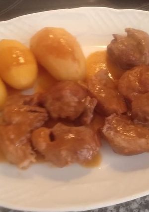 Una foto de Carne guisada de morcillo de vaca y solomillo de cerdo
