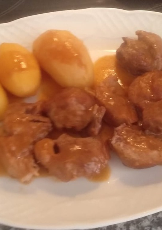 Una foto de Carne guisada de morcillo de vaca y solomillo de cerdo