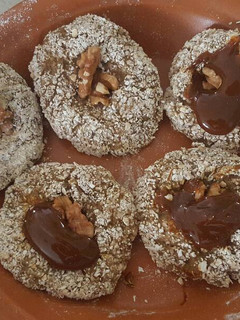 Una foto de Galletas de banana🍌y avena con dulce de leche light y nuez 😄