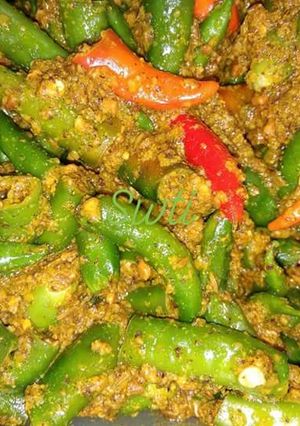 A picture of Green chilli pickle.