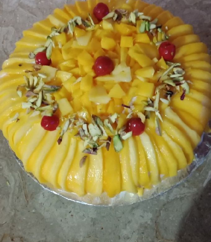 A picture of Mango tres leches Cake.