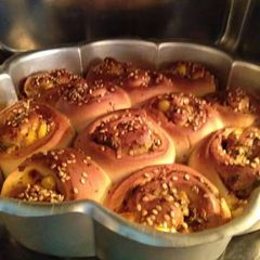A picture of Garlic pull apart rolls.