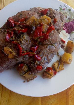 Una foto de Cerdo en piña y vino
