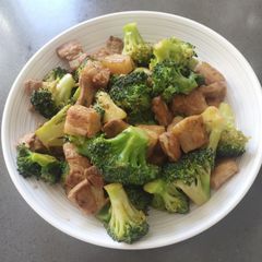 A picture of Stir-Fried Broccoli with Pork Belly.