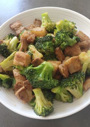 A picture of Stir-Fried Broccoli with Pork Belly.