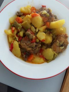 Una foto de Guisillo de Cuello de Choto y Conejo