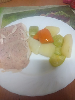 Una foto de Ensalada de verdura cocida al vapor con embutido