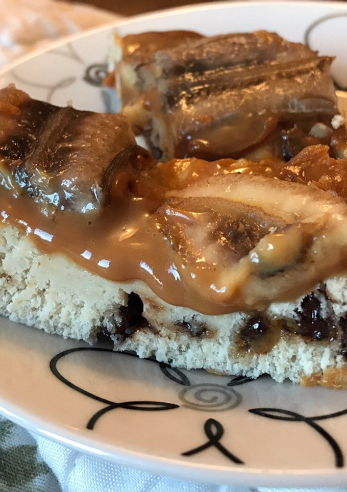 Una foto de Torta de banana con chips de chocolate y dulce de leche
