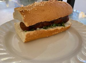 Una foto de Baguette de chorizo argentino