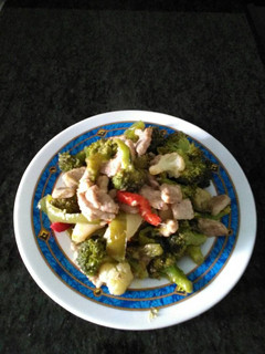 Una foto de Pechuga con verduras