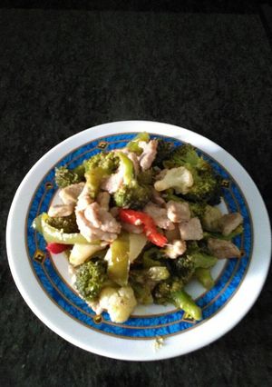 Una foto de Pechuga con verduras