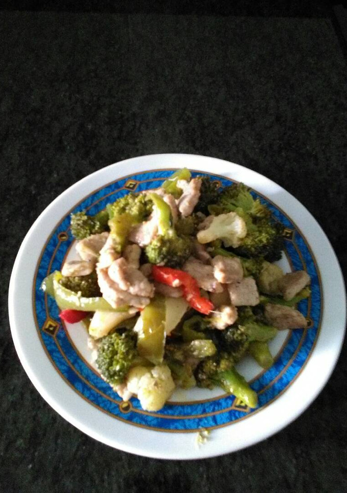 Una foto de Pechuga con verduras
