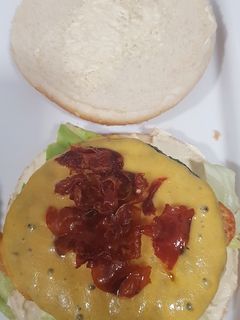 Una foto de Hamburguesa de espinaca con jamón crujiente