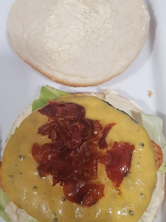 Una foto de Hamburguesa de espinaca con jamón crujiente