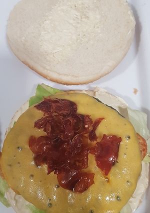 Una foto de Hamburguesa de espinaca con jamón crujiente