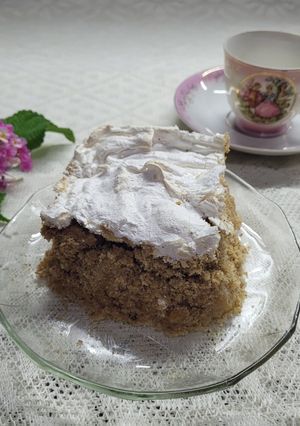 Una foto de Crumble de duraznos y merengue