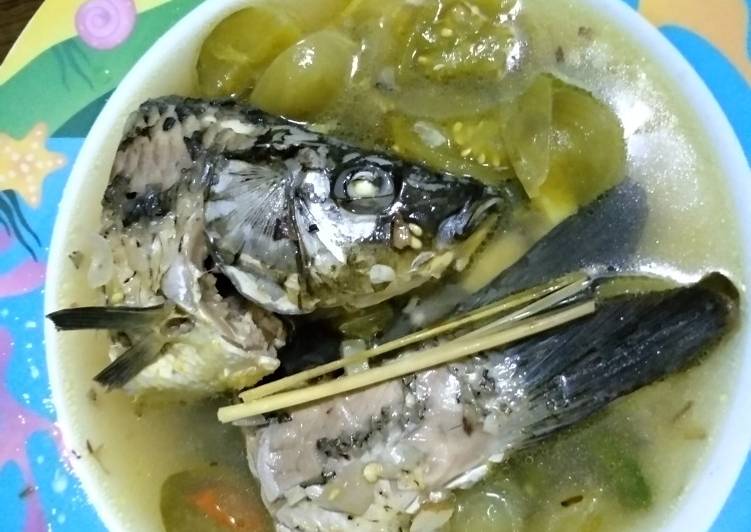 Cara memasak Ikan Mas kuah bening Asem Pedes nikmat