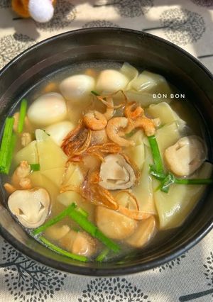 Hình của món Hoành thánh lá nấu tôm khô, nấm rơm.