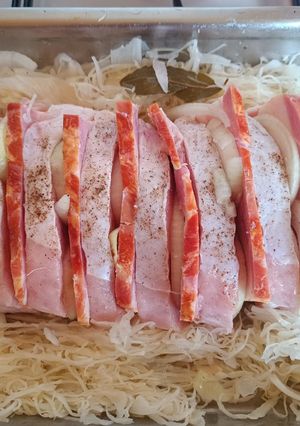Karaj egyben sütve, savanyúkáposzta ágyon recept fotója