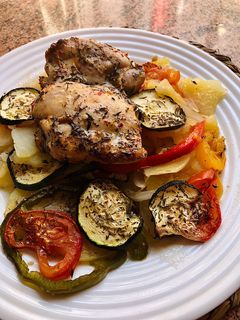 Una foto de Pollo al horno con verduras 🍗