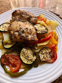 Una foto de Pollo al horno con verduras 🍗