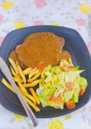 Hình của món Beefsteak sốt tiêu đen kèm salad trộn.