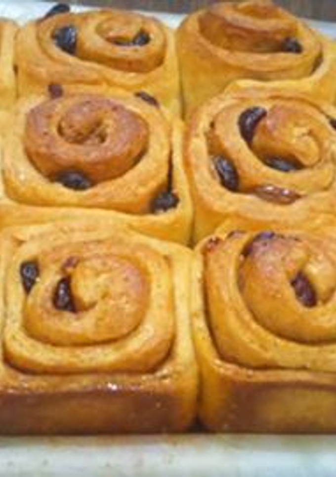 Una foto de Roles de canela,pasas y arándanos con jarabe borracho (amasado máquina panificadora)