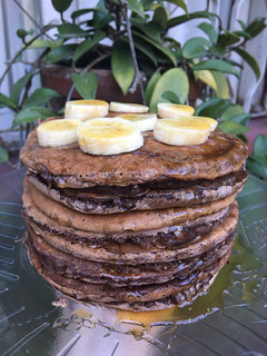 Una foto de HOTCAKES de avena, chocolate, coco y banana 🥞🥥🍌