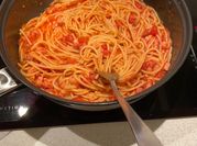 Una foto de salsa con bacon para pasta