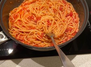 Una foto de Pasta con bacon y salsa de tomate 🥫