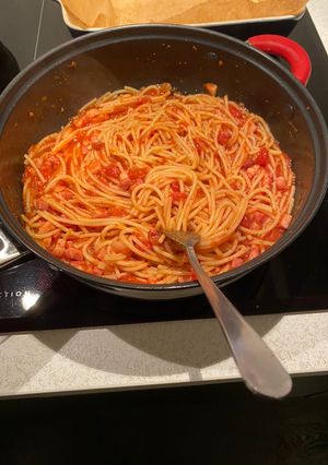 Una foto de Pasta con bacon y salsa de tomate 🥫