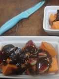 Postre de boniato al microondas acompañado de frutas y chocolate líquido