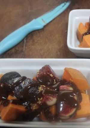 Una foto de Postre de boniato al microondas acompañado de frutas y chocolate líquido
