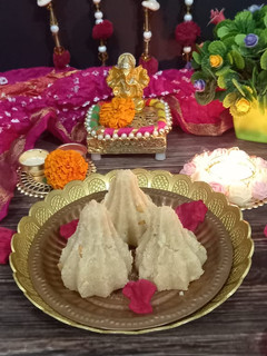 રવા નાં લાડુ (Rava Ladoo Recipe In Gujarati) રેસીપી મુખ્ય ફોટો