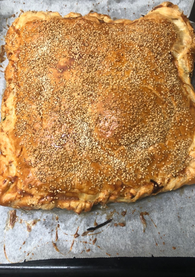 Una foto de 432. Hojaldre de espinacas y cebolla caramelizada (principal pasta)