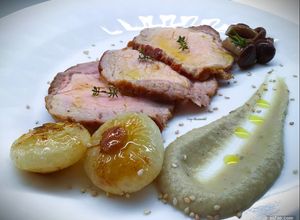 Foto di Lonza di maiale con crema di pane tostato, pioppini e cipolline borettane
