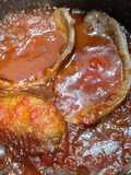 Filetes de ternera encebollados con tomate